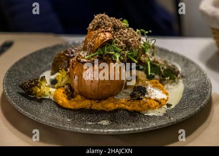 Gericht von Küchenchef Alexandre Dimtch, Restaurant Saint Marc, Aups, mit frisch geriebenen schwarzen Trüffeln in Aups, Frankreich Stockfoto