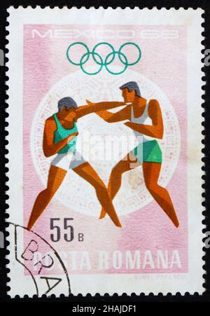 RUMÄNIEN - UM 1968: Eine in Rumänien gedruckte Briefmarke zeigt Boxen, Olympische Sommerspiele, Mexiko 68, um 1968 Stockfoto