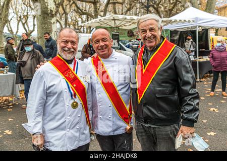 Trüffelmarkt in Aups: Eröffnung der Saison am ersten Donnerstag im Dezember 2021 durch Philippe De Santis in Aups, Frankreich. Philippe De Santis ist der Präsident des Trüffelbauernsyndikats Stockfoto