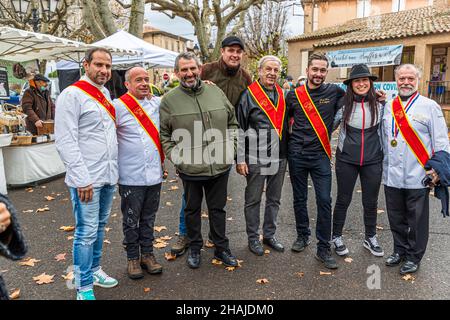 Trüffelmarkt in Aups: Eröffnung der Saison am ersten Donnerstag im Dezember 2021 durch Philippe De Santis in Aups, Frankreich. Philippe De Santis ist der Präsident des Trüffelbauernsyndikats Stockfoto