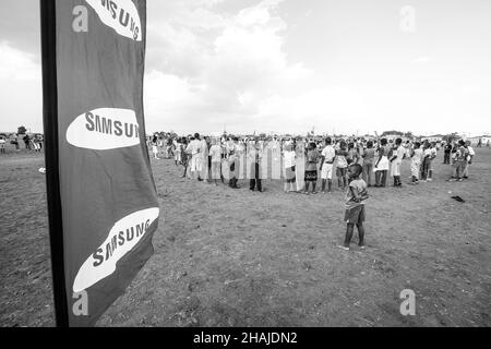 JOHANNESBURG, SÜDAFRIKA - 12. Aug 2021: Junge afrikanische Kinder machen Fußballaktivitäten auf dem Schulhof Stockfoto