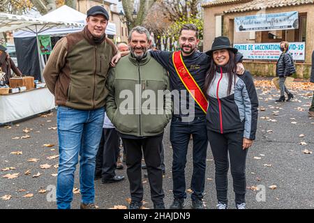 Trüffelmarkt in Aups: Eröffnung der Saison am ersten Donnerstag im Dezember 2021 durch Philippe De Santis in Aups, Frankreich. Philippe De Santis ist der Präsident des Trüffelbauernsyndikats Stockfoto