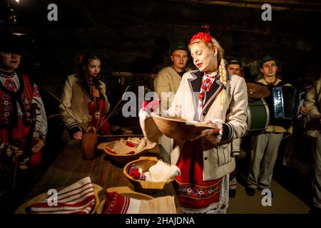 USCHHOROD, UKRAINE - 10. DEZEMBER 2021 - Menschen in traditionellen ukrainischen Kostümen führen die Rituale während der Andriivski-Vecchornytsi-Feier aus Stockfoto