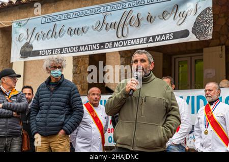 Trüffelmarkt in Aups: Eröffnung der Saison am ersten Donnerstag im Dezember 2021 durch Philippe De Santis in Aups, Frankreich. Philippe De Santis ist der Präsident des Trüffelbauernsyndikats Stockfoto