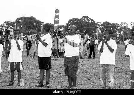 JOHANNESBURG, SÜDAFRIKA - 12. Aug 2021: Junge afrikanische Kinder machen Fußballaktivitäten auf dem Schulhof Stockfoto