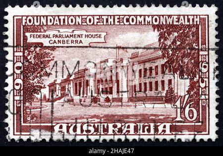 AUSTRALIEN - UM 1951: Eine in Australien gedruckte Briefmarke zeigt das Parliament House, Canberra, 50th. Jahrestag des Commonwealth von Australien, um 19 Stockfoto