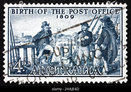 AUSTRALIEN - UM 1959: Eine in Australien gedruckte Briefmarke zeigt Postmaster Isaac Nichols Boarding Vessel to receive Mail, 150th Anniversary of the Firs Stockfoto