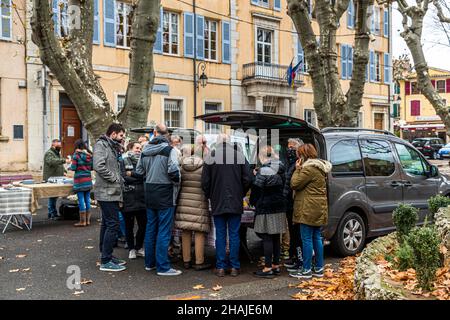 Trüffelverkauf aus dem Auto. An den ersten Tagen des Marktes in Aups ist der schwarze Trüffel der Vorsaison schnell ausverkauft. Aups, Frankreich Stockfoto