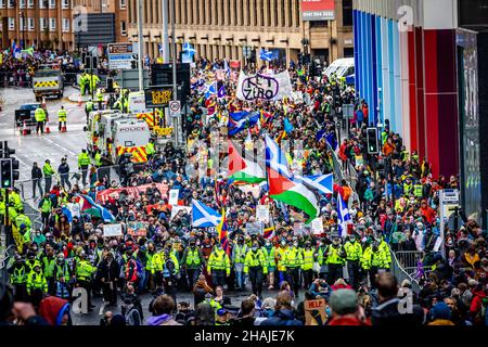 Global Day of Action for Climate Justice COP26 Glasgow, Schottland, Großbritannien. 6th. November 2021. Massendemonstranten nähern sich dem Stadtzentrum von Glasgow. Stockfoto