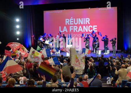 Ana María 'Anne' Hidalgo Aleu hält während eines Treffens in Perpignan eine Rede auf der Bühne.Anne Hidalgo, die französische Präsidentschaftskandidatin der Sozialisten, hat ihren Appell wiederholt, ihre linken Rivalen zu vereinen, und sagte, dass die Linke inmitten des alarmierenden Aufstiegs der extremen Rechten den Zusammenbruch riskierte. Auf der Bühne appellierte sie an andere Kandidaten der Linken, die Abstimmung nicht zu teilen: „Wache auf, sieh die Gefahr, die uns droht.“ Die französischen Wähler fühlten sich „verzweifelt und beängstigt“, dass die Linke aus der politischen Debatte ertränkt werde, sagte sie. Stockfoto