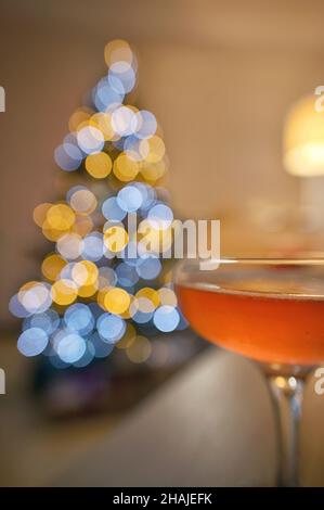 Rose Champagner Wein und Weihnachtsbaum Hintergrund Stockfoto