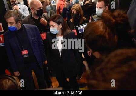 Perpignan, Frankreich. 12th Dez 2021. Ana María 'Anne' Hidalgo Aleu kommt zu einem Treffen in Perpignan. Anne Hidalgo, die französische Präsidentschaftskandidatin der Sozialisten, hat ihren Appell für eine Vereinigung ihrer linken Rivalen wiederholt und sagte, dass die Linke inmitten des alarmierenden Aufstiegs der extremen Rechten den Zusammenbruch riskierte. Auf der Bühne appellierte sie an andere Kandidaten der Linken, die Abstimmung nicht zu teilen: „Wache auf, sieh die Gefahr, die uns droht.“ Die französischen Wähler fühlten sich „verzweifelt und beängstigt“, dass die Linke aus der politischen Debatte ertränkt werde, sagte sie. Kredit: SOPA Images Limited/Alamy Live Nachrichten Stockfoto