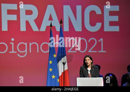 Ana María 'Anne' Hidalgo Aleu hält während eines Treffens in Perpignan eine Rede auf der Bühne.Anne Hidalgo, die französische Präsidentschaftskandidatin der Sozialisten, hat ihren Appell wiederholt, ihre linken Rivalen zu vereinen, und sagte, dass die Linke inmitten des alarmierenden Aufstiegs der extremen Rechten den Zusammenbruch riskierte. Auf der Bühne appellierte sie an andere Kandidaten der Linken, die Abstimmung nicht zu teilen: „Wache auf, sieh die Gefahr, die uns droht.“ Die französischen Wähler fühlten sich „verzweifelt und beängstigt“, dass die Linke aus der politischen Debatte ertränkt werde, sagte sie. Stockfoto