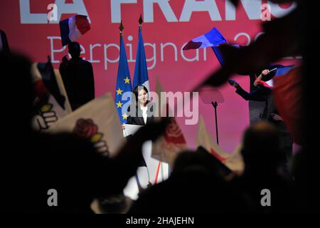 Ana María 'Anne' Hidalgo Aleu hält während eines Treffens in Perpignan eine Rede auf der Bühne.Anne Hidalgo, die französische Präsidentschaftskandidatin der Sozialisten, hat ihren Appell wiederholt, ihre linken Rivalen zu vereinen, und sagte, dass die Linke inmitten des alarmierenden Aufstiegs der extremen Rechten den Zusammenbruch riskierte. Auf der Bühne appellierte sie an andere Kandidaten der Linken, die Abstimmung nicht zu teilen: „Wache auf, sieh die Gefahr, die uns droht.“ Die französischen Wähler fühlten sich „verzweifelt und beängstigt“, dass die Linke aus der politischen Debatte ertränkt werde, sagte sie. (Foto von Laurent Coust/SOPA Images/Sipa USA) Stockfoto