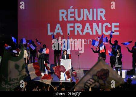 Ana María 'Anne' Hidalgo Aleu hält während eines Treffens in Perpignan eine Rede auf der Bühne.Anne Hidalgo, die französische Präsidentschaftskandidatin der Sozialisten, hat ihren Appell wiederholt, ihre linken Rivalen zu vereinen, und sagte, dass die Linke inmitten des alarmierenden Aufstiegs der extremen Rechten den Zusammenbruch riskierte. Auf der Bühne appellierte sie an andere Kandidaten der Linken, die Abstimmung nicht zu teilen: „Wache auf, sieh die Gefahr, die uns droht.“ Die französischen Wähler fühlten sich „verzweifelt und beängstigt“, dass die Linke aus der politischen Debatte ertränkt werde, sagte sie. Stockfoto