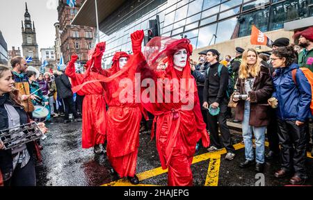 Rote Rebellenbrigade. Global Day of Action for Climate Justice COP26 Glasgow, Schottland, Großbritannien. 100.000 Menschen demonstrierten am 6th. November 2021 im Rahmen der Klimagespräche. Stockfoto