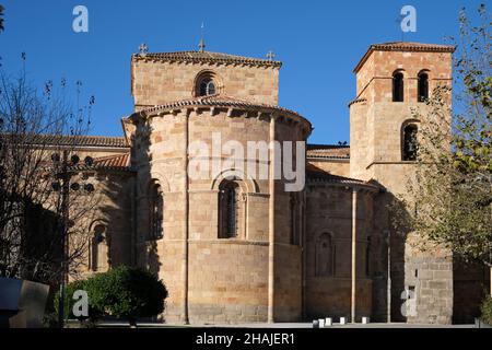 Apsis der Pfarrei St. Peter der Apostel (Iglesia de San Pedro Apóstol) in Avila, Spanien. Stockfoto