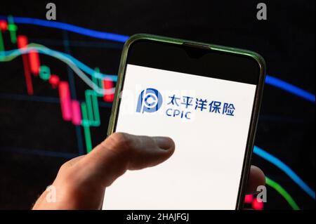 China. 4th Dez 2021. In dieser Abbildung ist das Logo der chinesischen Versicherungsgesellschaft China Pacific Insurance (CPIC) auf einem Smartphone mit einem Index der wirtschaftlichen Börse im Hintergrund zu sehen. (Bild: © Budrul Chukrut/SOPA Images via ZUMA Press Wire) Stockfoto