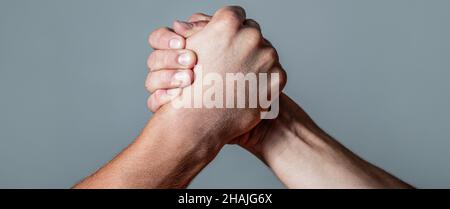 Mann Hand. Zwei Männer Armringen. Armdrücken. Nahaufnahme. Freundliche Handshake, Freundschaftsgrüße, Teamarbeit, Freundschaft. Handschlag, Arme, Freundschaft Stockfoto