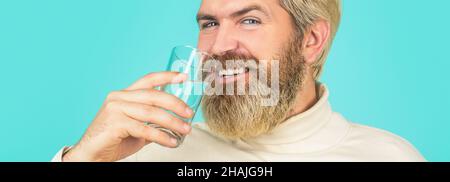 Bärtiger Mann, der Wasser trinkt. Männliche trinken aus einem Glas Wasser. Gesundheitskonzept Foto, Lifestyle, Nahaufnahme. Glücklicher Bartmann, der Wasser trinkt Stockfoto