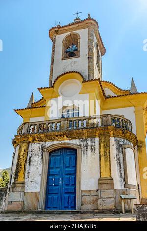 Ansicht von unten einer Kirche aus der Zeit des kaiserlichen Brasilien von Sklaven im 18th. Jahrhundert in der Stadt Ouro Preto gebaut, Minas Gerais mit der Stadt und Stockfoto