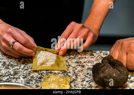 Gänseleber-Ravioli mit Trüffel in Aups, Frankreich Stockfoto