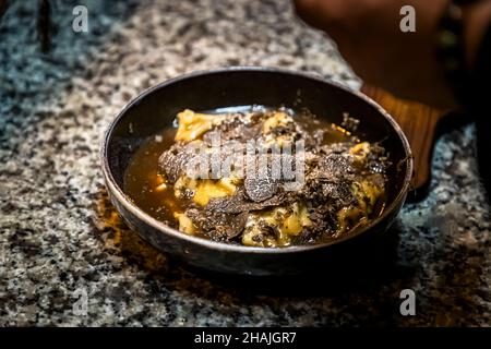 Gänseleber-Ravioli mit Trüffel in Aups, Frankreich. Im Trüffelparadies. Auch wenn die Farbe Schwarz jetzt in diesem Gericht dominiert. Geschmack es ist eine Explosion und ein echter Trüffelschub Stockfoto