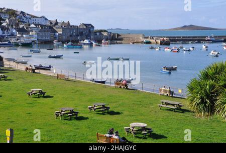 Strahlender Herbstnachmittagssonne über Holgates Green, dem Strand und dem Hafen in Richtung Old Quay bei Hugh Town auf der Insel St. Mary's, Isles of Stockfoto