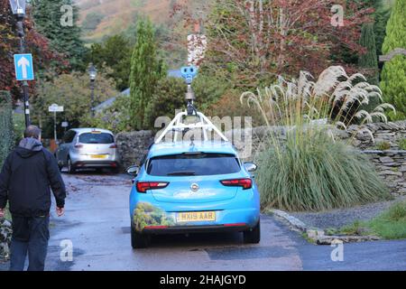 Luss, Argyll, Schottland, Ein google-Straßenauto fährt die School Lane im Dorf Luss entlang, um Karten zu kartieren und Google Maps zu aktualisieren Stockfoto