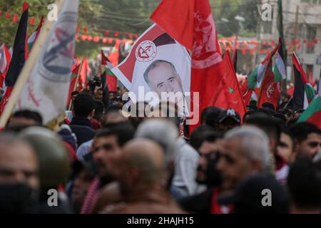 Anhänger der Volksfront zur Befreiung Palästinas nehmen am 56th. Dezember 2021 am Festival 13 zur Gründung der Bewegung in Gaza-Stadt Teil Stockfoto