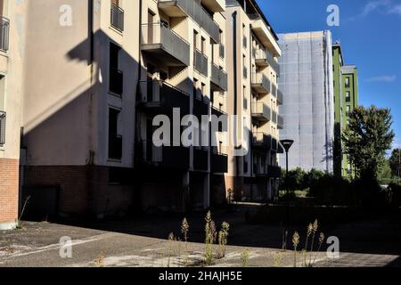 Verlassene Wohngebäude auf dem Land an einem klaren Tag Stockfoto