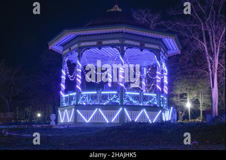 Wunderschöne Aussicht auf die beleuchteten Public Gardens in Halifax, Nova Scotia im Winter. Stockfoto