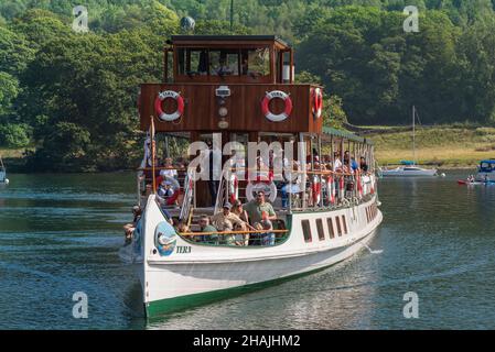 Bootsfahrt auf dem Lake District, im Sommer sehen Sie die Touristen, die eine Bootsfahrt über den Lake Windermere auf der Tern, einem beliebten Kreuzfahrtboot, genießen, Cumbria, England Stockfoto