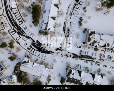 Eine perfekte Nachbarschaft Häuser in Vorort im Winter in Nordamerika Häuser bedeckt schönen Schnee Stockfoto