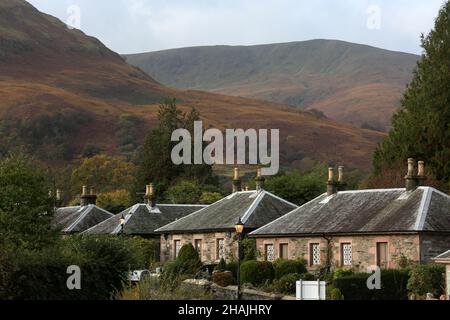 Luss (Lus, 'Kraut' auf Gälisch) ist ein Dorf in Argyll & Bute, Schottland, am Westufer des Loch Lomond. Stockfoto