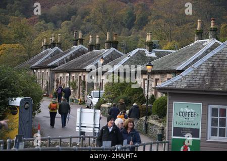 Luss (Lus, 'Kraut' auf Gälisch) ist ein Dorf in Argyll & Bute, Schottland, am Westufer des Loch Lomond. Stockfoto