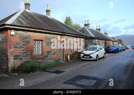 Luss (Lus, 'Kraut' auf Gälisch) ist ein Dorf in Argyll & Bute, Schottland, am Westufer des Loch Lomond. Stockfoto