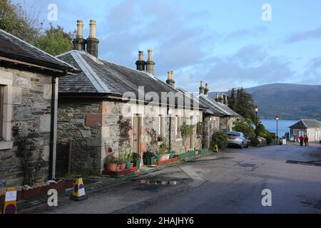 Luss (Lus, 'Kraut' auf Gälisch) ist ein Dorf in Argyll & Bute, Schottland, am Westufer des Loch Lomond. Stockfoto