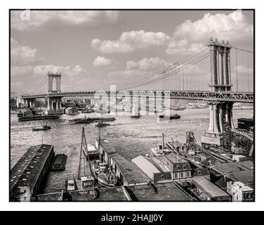 Brooklyn Bridge 1900: Vintage B&W vista Crossing the East River Scene Manhattan New York USA die Brooklyn Bridge ist eine hybride Kabelbrücke in New York City, die den East River zwischen den Bezirken Manhattan und Brooklyn überspannt. Die Brooklyn Bridge wurde am 24. Mai 1883 eröffnet und war die erste feste Kreuzung des East River. Sie war zum Zeitpunkt ihrer Eröffnung auch die längste Hängebrücke der Welt, mit einer Hauptspannweite von 1.595,5 Fuß (486,3 m) und einem Deck von 127 Fuß (38,7 m) über dem mittleren Hochwasser. Stockfoto