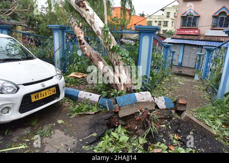 Der Super Cyclonic Storm Amphan war ein mächtiger und katastrophaler tropischer Wirbelsturm, der in Ostindien, insbesondere in Westbengalen und Odisha, weit verbreitete Schäden verursachte. Der Zyklon tötete mindestens 84 Menschen in Indien und Bangladesch. Kalkutta, Indien. Stockfoto