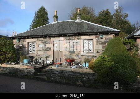 Luss (Lus, 'Kraut' auf Gälisch) ist ein Dorf in Argyll & Bute, Schottland, am Westufer des Loch Lomond. Stockfoto