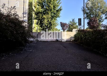 Blockierter Durchgang in einem Wohngebiet mit einem Gebäude, das an einem klaren Tag im Hintergrund gewartet wird Stockfoto