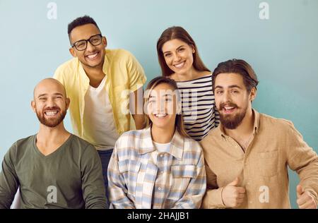 Gruppenportrait von fröhlichen jungen multiethnischen Freunden, die vor der Kamera lächeln Stockfoto