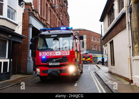 Feuerwehrfahrzeuge und -Geräte nehmen an einem Vorfall im Akbars Restaurant in der George Hudson Street im Stadtzentrum von York Teil. 13. Dezember 2021. Stockfoto