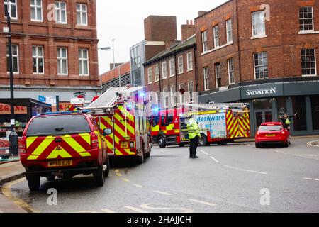 Feuerwehrfahrzeuge und -Geräte nehmen an einem Vorfall im Akbars Restaurant in der George Hudson Street im Stadtzentrum von York Teil. 13. Dezember 2021. Stockfoto