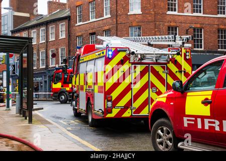 Feuerwehrfahrzeuge und -Geräte nehmen an einem Vorfall im Akbars Restaurant in der George Hudson Street im Stadtzentrum von York Teil. 13. Dezember 2021. Stockfoto