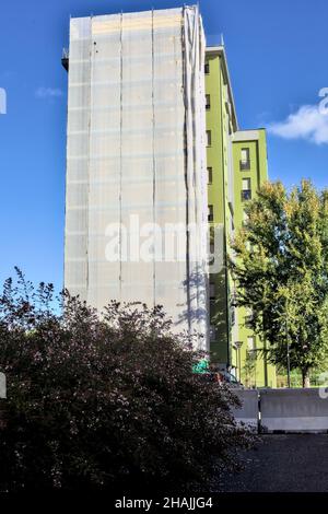 Blockierter Durchgang in einem Wohngebiet mit einem Gebäude, das an einem klaren Tag im Hintergrund gewartet wird Stockfoto