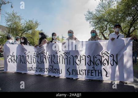 Bangkok, Thailand. 13th Dez 2021. Demonstranten halten während der Proteste gegen den Industriepark „Chana“ ein Transparent. Demonstranten aus dem Distrikt Chana in der Provinz Songkhla im Süden Thailands versammelten sich vor dem Hauptsitz der Vereinten Nationen in Bangkok, bevor sie zum Regierungshaus marschierten, um gegen die geplante Entwicklung von Industrieanlagen der Regierung im Distrikt Chana zu protestieren. Die Demonstranten fordern die Behörden auf, das Entwicklungsprojekt zu stoppen, da es die Enteignung ihres Landes bedeutet und die Umwelt bedroht. (Foto von Peerapon Boonyakiat/SOPA Images/Sipa USA) Quelle: SIPA USA/Alamy Live News Stockfoto