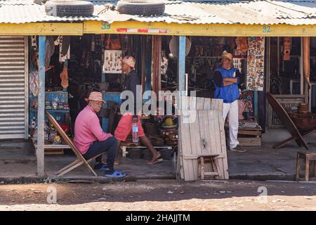 Antananarivo, Madagaskar - 07. Mai 2019: Unbekannte madagassische Ladenbesitzer warten auf Touristen vor ihren Ständen auf dem Souvenirmarkt, meist gemischt Stockfoto