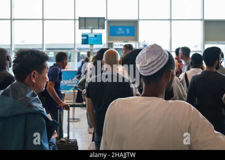 Addis Abeba, Äthiopien – 23. April 2019: Gruppe lokaler Passagiere wartet am Flughafeneingang auf ihren Flug, Blick von hinten Stockfoto